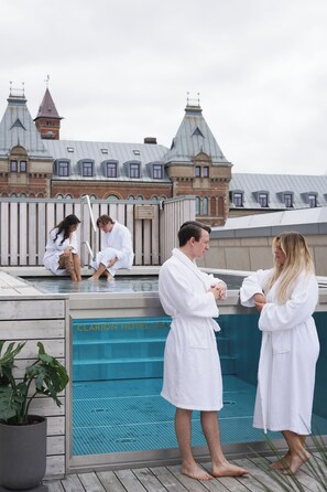 Een buitenzwembad en ligstoelen