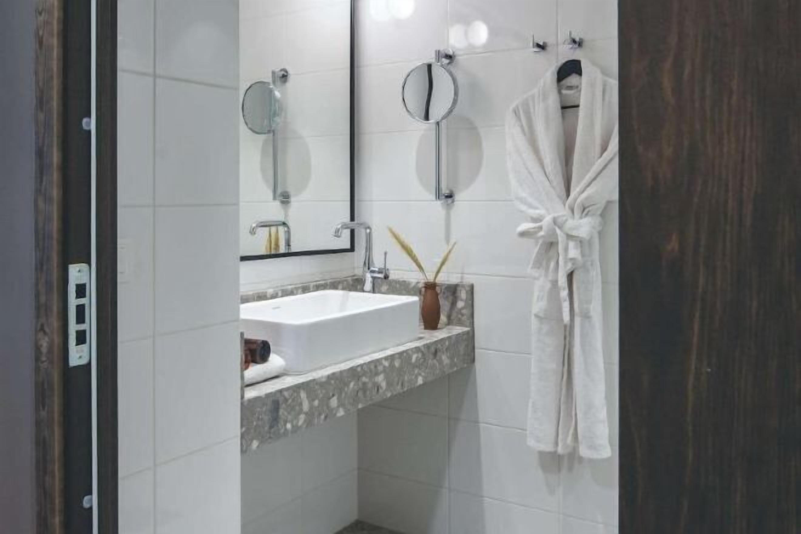 Phòng tắm | Buồng tắm vòi sen, máy sấy tóc, khăn tắm, xà phòng 