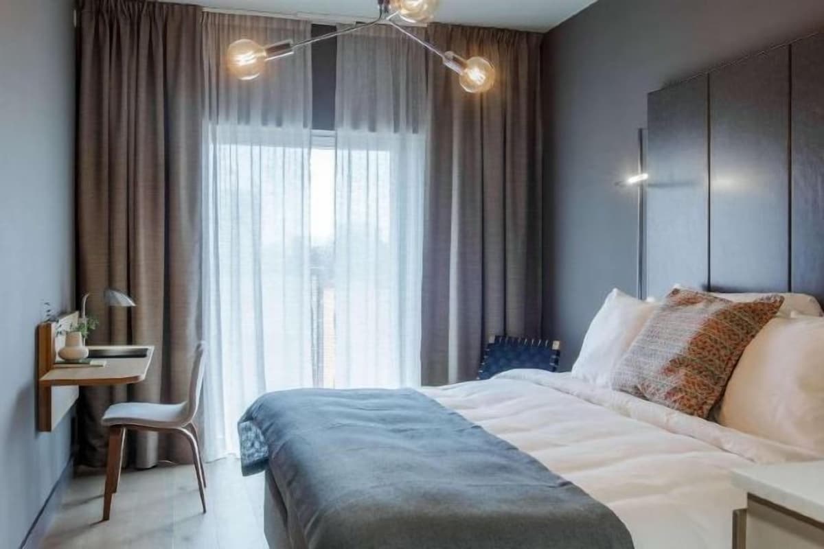 Bộ đồ giường cao cấp, chăn bông, minibar, bàn
