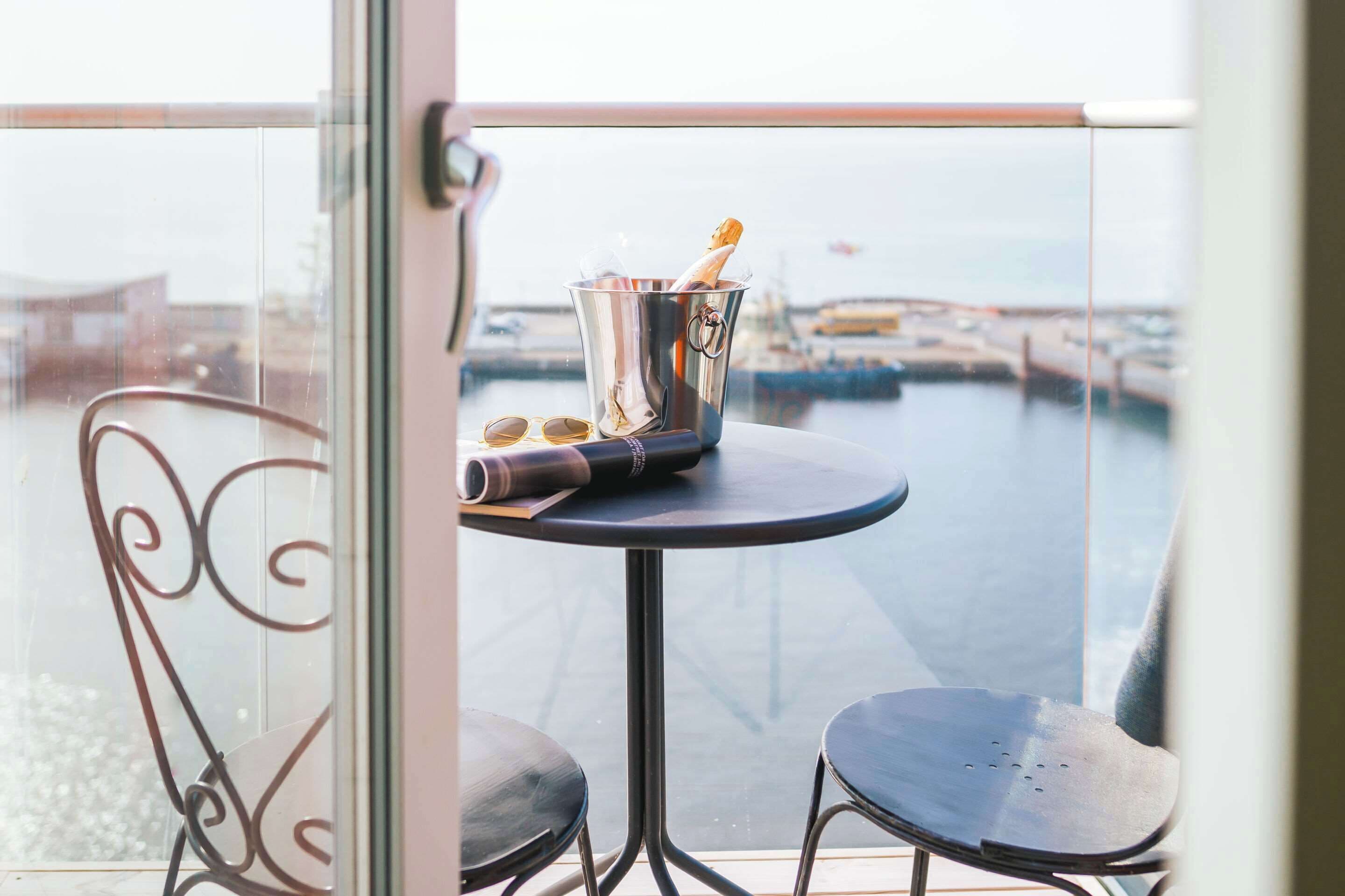 Deluxe dubbelrum | Sängtillbehör av högsta kvalitet, duntäcken, minibar och skrivbord