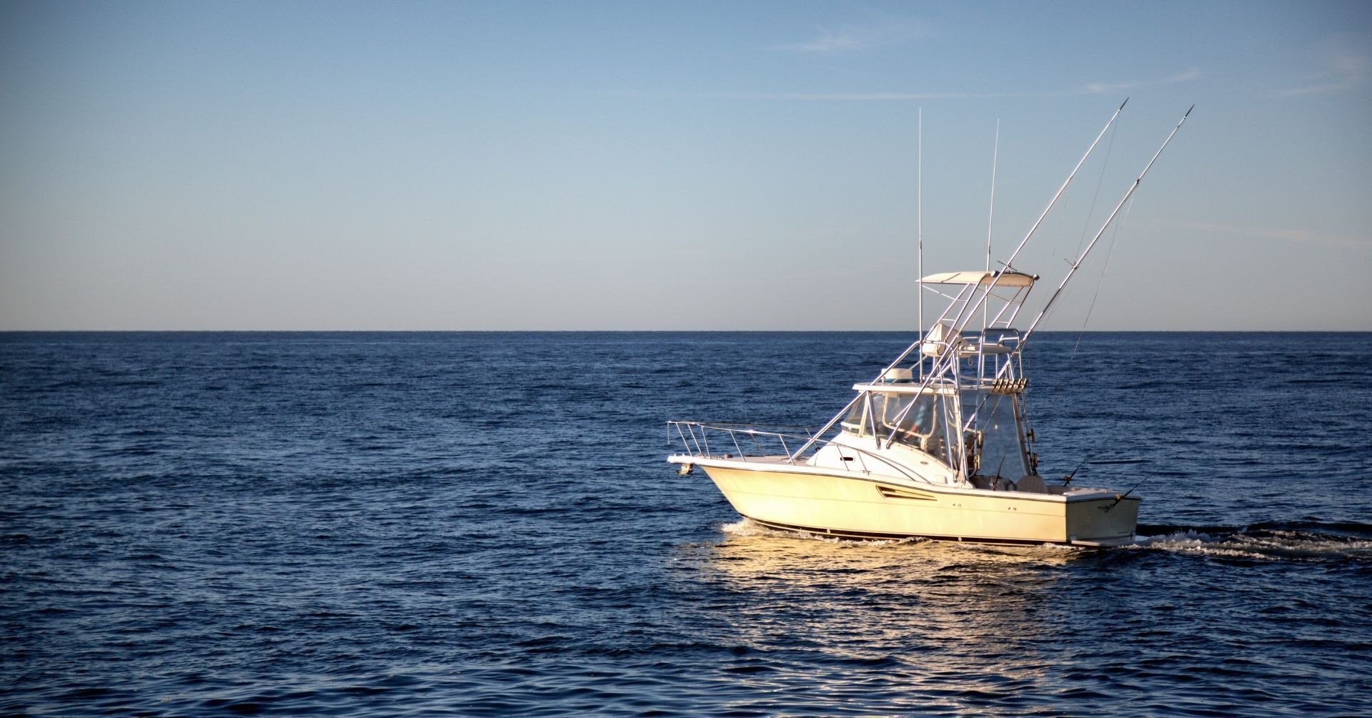 Un barco sobre el agua.