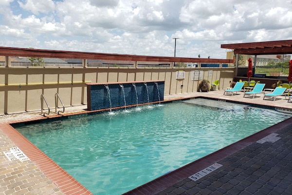 Una piscina al aire libre