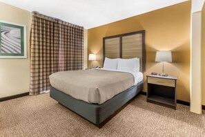 Escritorio, espacio para trabajar con laptop y cortinas blackout 