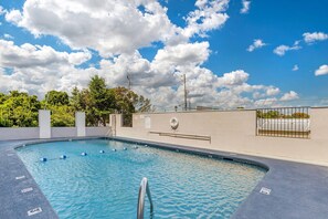 Una piscina al aire libre de temporada