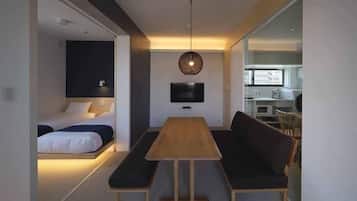 Suite, 2 habitaciones, para no fumadores | Área de sala de estar | Televisión de pantalla plana de 43 pulgadas con canales por cable