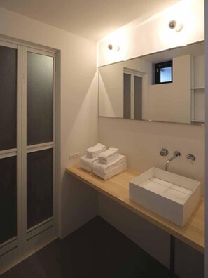 Shower, hair dryer, slippers, electronic bidet - East SQUARE Tokyo (Tokyo)