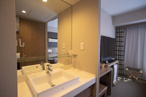 Down duvets, desk, laptop workspace, iron/ironing board - Shinrin Hotel (Namegawa)
