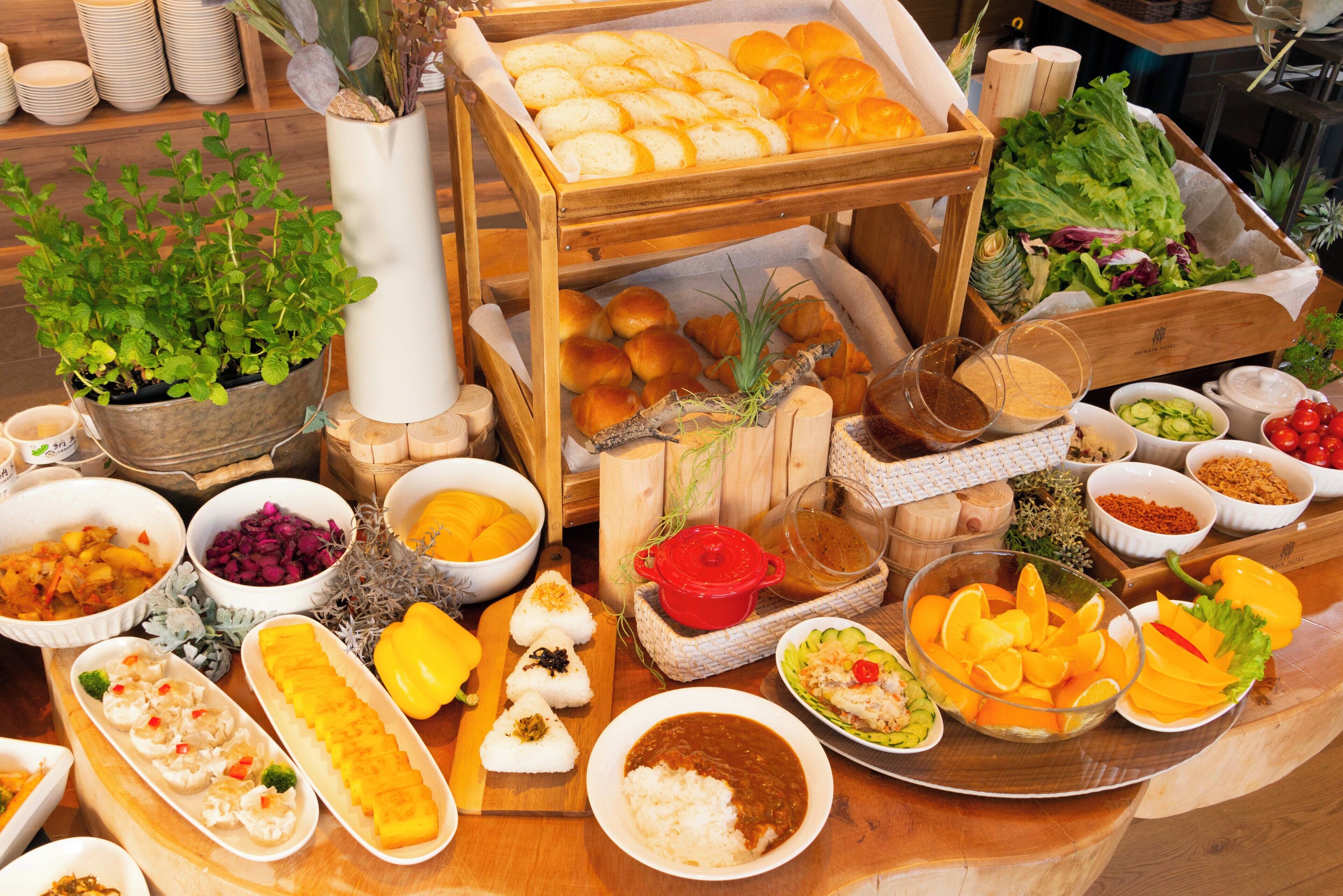 Una mesa de buffet con diversos platos, incluyendo pan, ensaladas y arroz.