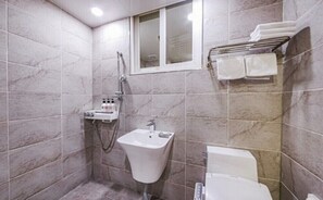 ฝักบัว, ของใช้ในห้องน้ำฟรี, ไดร์เป่าผม, เสื้อคลุมอาบน้ำ