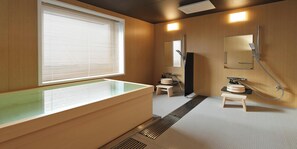 Combined shower/bathtub, free toiletries, hair dryer, slippers