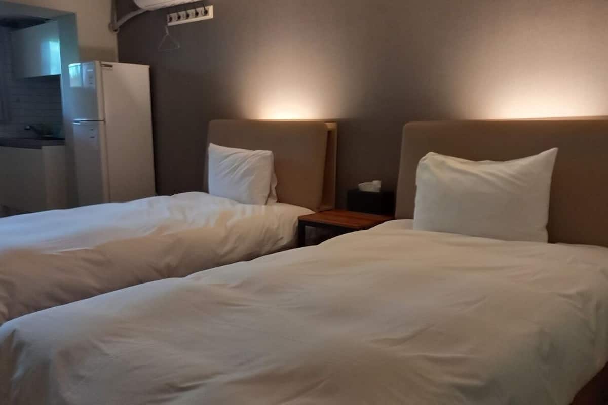 basic twin room | living area | flat-screen tv