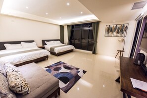 Suite estudio Confort | Escritorio, espacio para trabajar con laptop y cortinas blackout