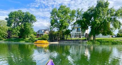 Riverhouse with pedal boat, canoës , direct accès river, bicycles, fishing rods