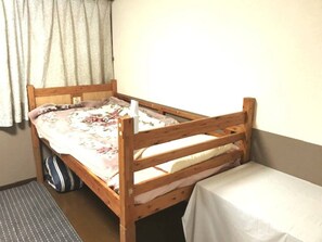 Escritorio, tabla de planchar con plancha y wifi gratis 