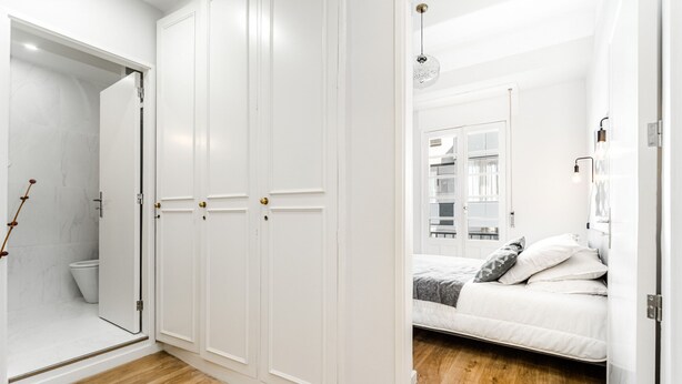 A bedroom with a bed, a bedside table, and a wardrobe. - Nomad's By Sta Catarina Flats - 3BDR Family (Porto)
