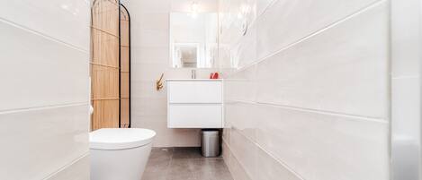 Een douche, een haardroger, een bidet, handdoeken