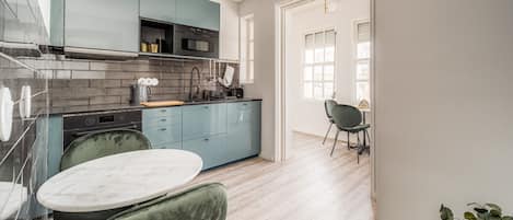 Geladeira, micro-ondas, fogão, cooktop