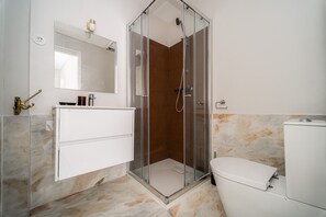 Dusche, Haartrockner, Handtücher, Seife