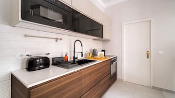 Frigorífico, microondas, horno y placa de cocina