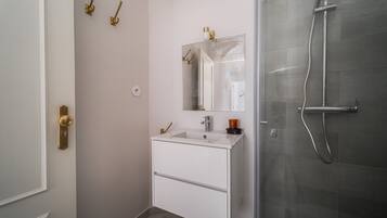 Ducha y bañera combinadas, secador de pelo, bidé y toallas