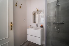 Duschwanne, Haartrockner, Bidet, Handtücher