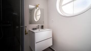 Tina con regadera, secadora de cabello, bidet, toallas