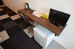 Chambre quadruple, salle de bain privée | Bureau, accès au Wi-Fi (inclus)