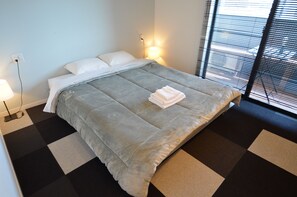 Chambre, balcon (Queen) | Bureau, accès au Wi-Fi (inclus)