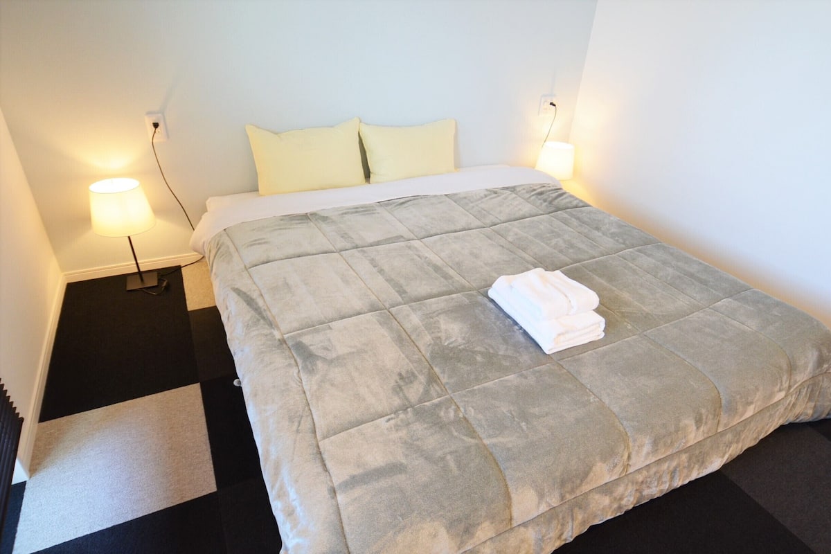 Queen Room, Private Bathroom | Desk, free WiFi