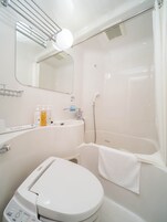 Bañera con ducha, bañera profunda, artículos de tocador gratuitos
