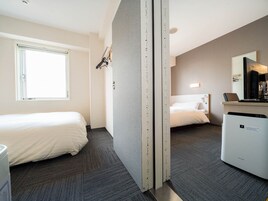 羽绒被、办公桌、笔记本电脑工作区、免费 WiFi