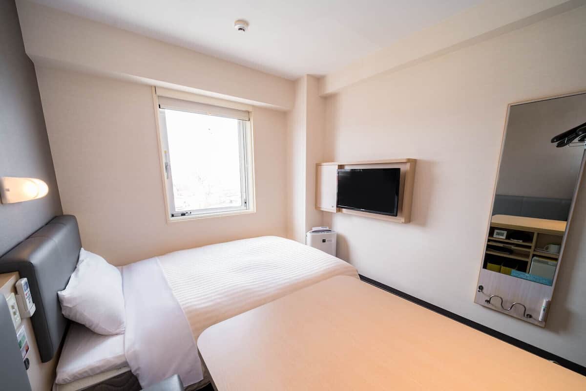 Down duvets, desk, laptop workspace, free WiFi