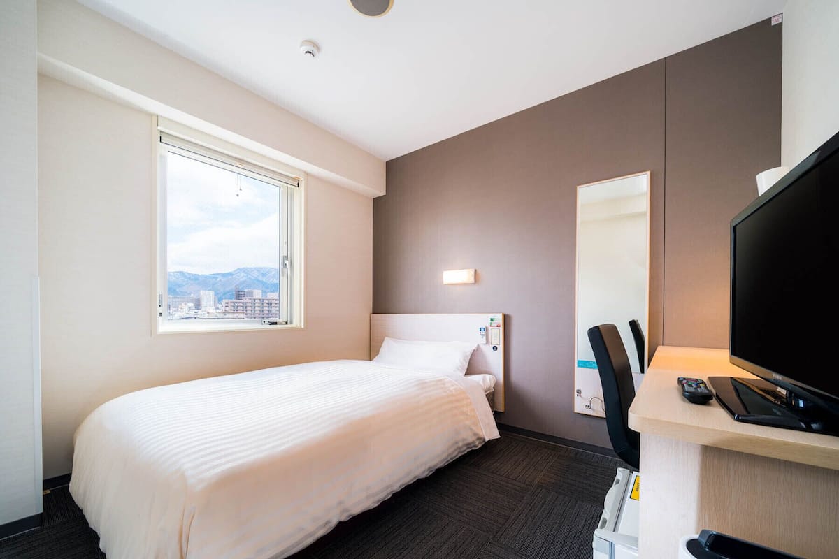 Down duvets, desk, laptop workspace, free WiFi