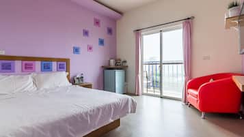 Cortinas blackout, wifi gratis y ropa de cama