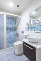 Ducha, secador de pelo, toallas, jabón