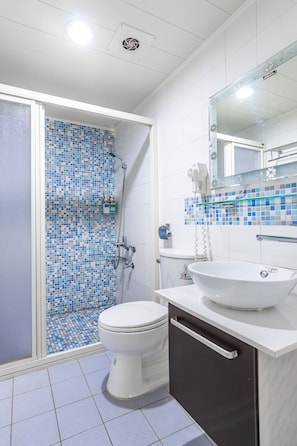 Ducha, secador de pelo, toallas, jabón