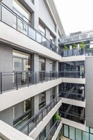 Minibar, escritorio, cortinas blackout y sistema de insonorización 