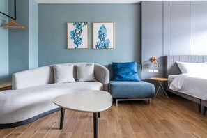 غرفة مزدوجة مريحة - منظر للحديقة | ميني بار ومكتب وستائر تعتيم وتجهيزات عازلة للصوت