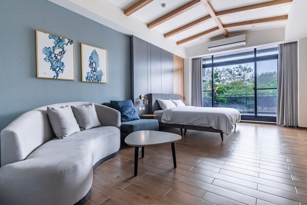 غرفة مزدوجة مريحة - منظر للحديقة | ميني بار ومكتب وستائر تعتيم وتجهيزات عازلة للصوت