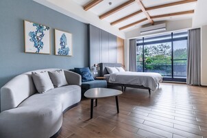 Minibar, escritorio, cortinas blackout y sistema de insonorización 