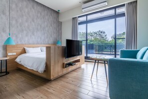 غرفة مزدوجة مريحة - منظر للحديقة | ميني بار ومكتب وستائر تعتيم وتجهيزات عازلة للصوت