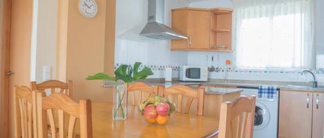 Mikroaaltouuni, uuni, liesi, keittoastiat/astiat/ruokailuvälineet