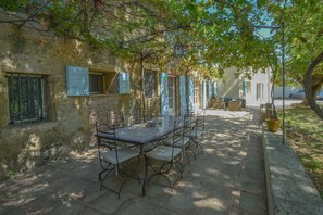 Outdoor dining - Provence country house in the Chateauneuf-du-Pape wine region (Courthézon)