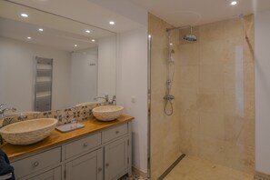Badewanne, Haartrockner, Handtücher, Seife