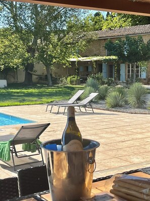Terrace/patio - Provence country house in the Chateauneuf-du-Pape wine region (Courthézon)