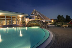 3 Innenpools, 3 Außenpools, Liegestühle, Rettungsschwimmer vor Ort