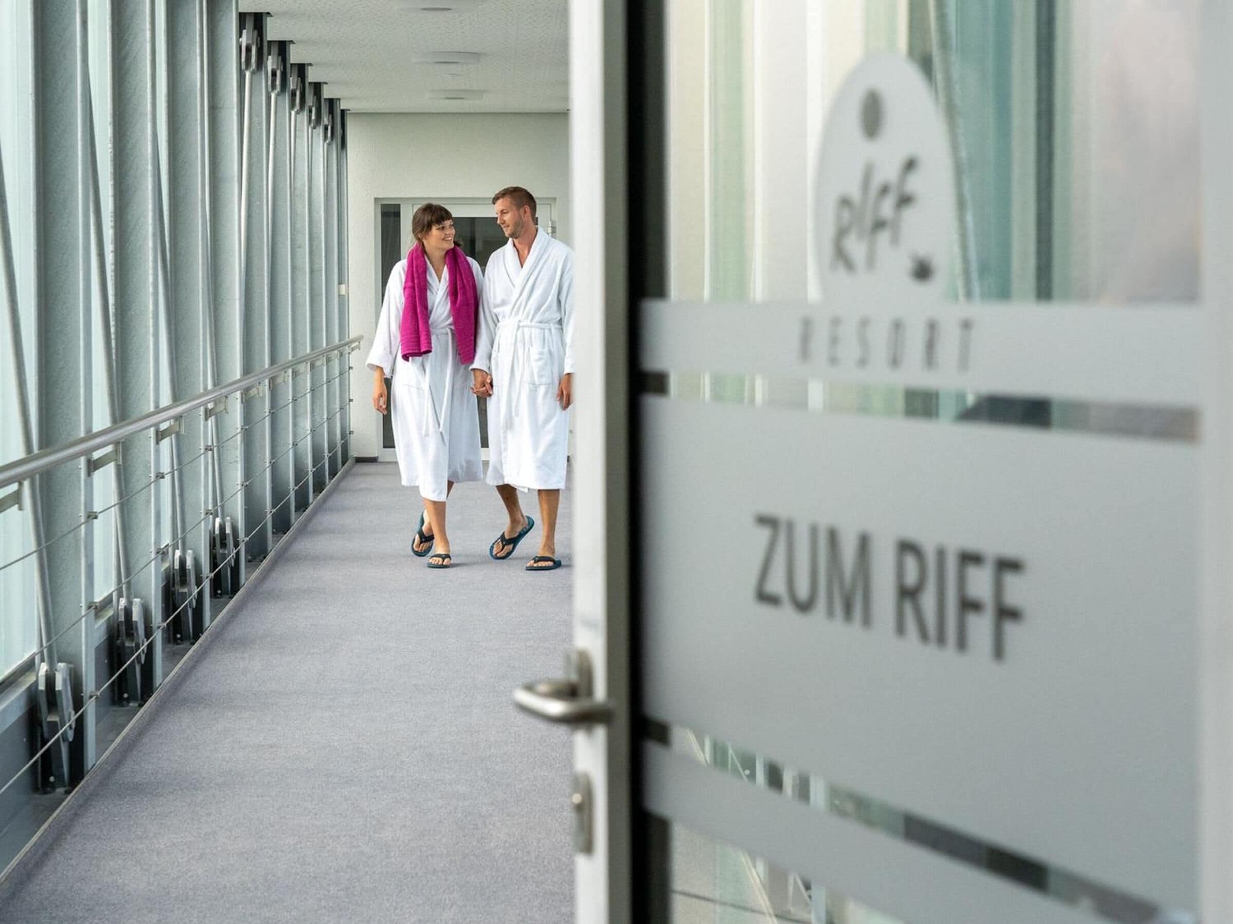 A corridor with a sign reading "ZUM RIFF RESORT".