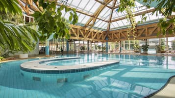 3 sisäuima-allasta, 3 ulkouima-allasta, aurinkotuoleja