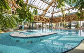 3 indoor pools, 3 outdoor pools, pool loungers, lifeguards on site - Riff Resort (Bad Lausick)