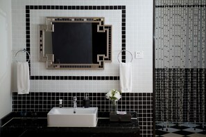 Camera doppia | Bagno | Doccia, set di cortesia gratuito, asciugacapelli, pantofole